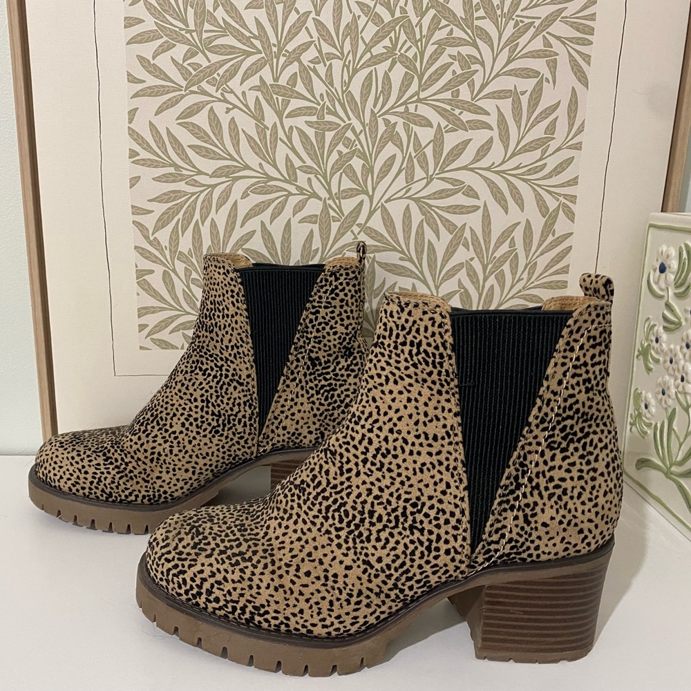 Leopard Print Chelsea Booties in Tan/Black